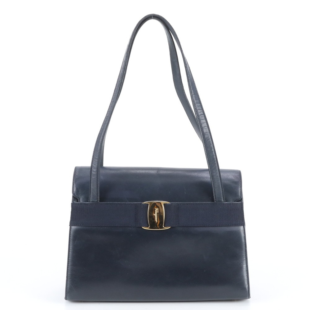 サルヴァトーレフェラガモ ヴァラショルダーバッグ レザー