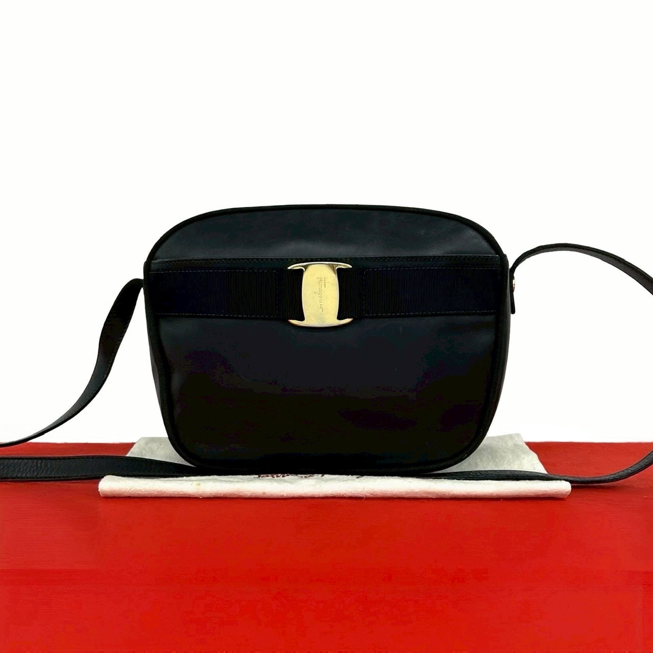 Salvatore Ferragamo サルヴァトーレフェラガモ ヴァラリボン レザー ショルダーバッグ ネイビー
70816
