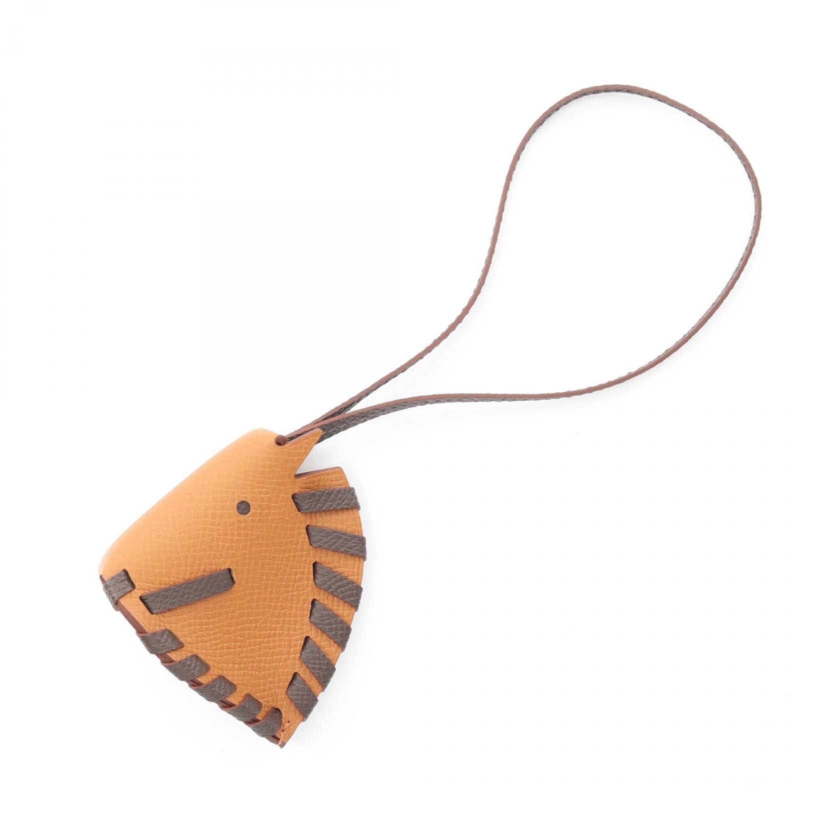 エルメス HERMES シュバル トレッセ チャーム アクセサリー レザー カーフ(牛革) ヴォーエプソン ヴォーエプソン ゴールド K刻印(2025年製造) レディース ブラウン系 【中古】