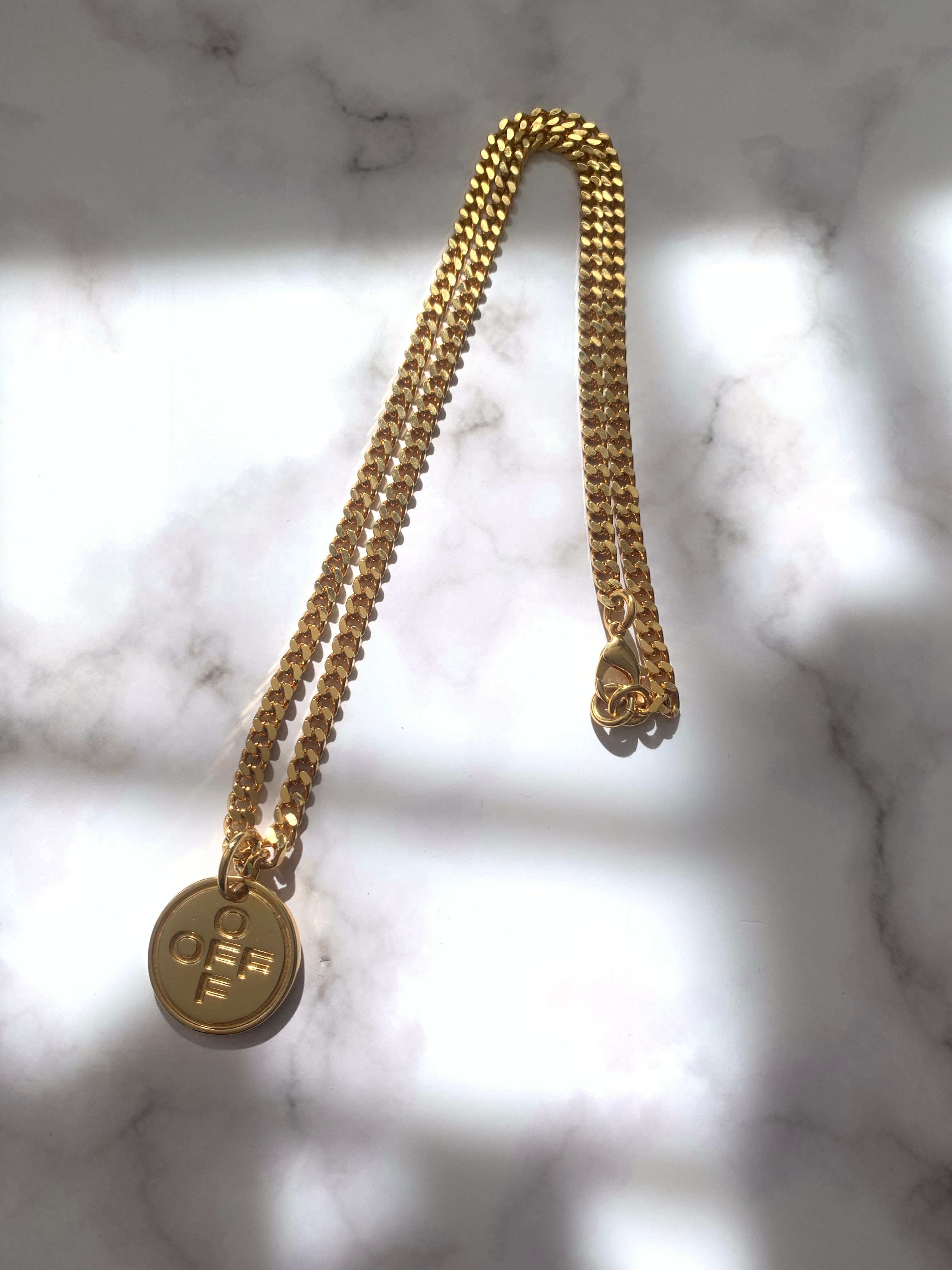 【激レア】off-white オフホワイト コインクロスOFFロゴ GOLDチェーンネックレス