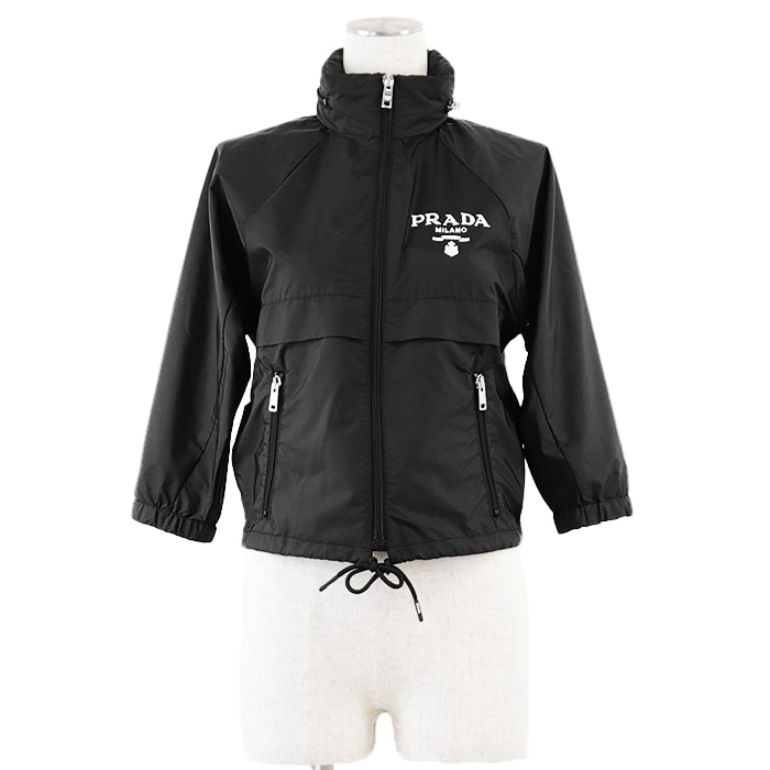 美品 プラダ 2021年製  RE-NYLON リナイロン ロゴパッチ レインジャケット マウンテンパーカー ジップアップ フード内蔵 クロップ ジャケット レディース ブラック ホワイト 38 PRADA