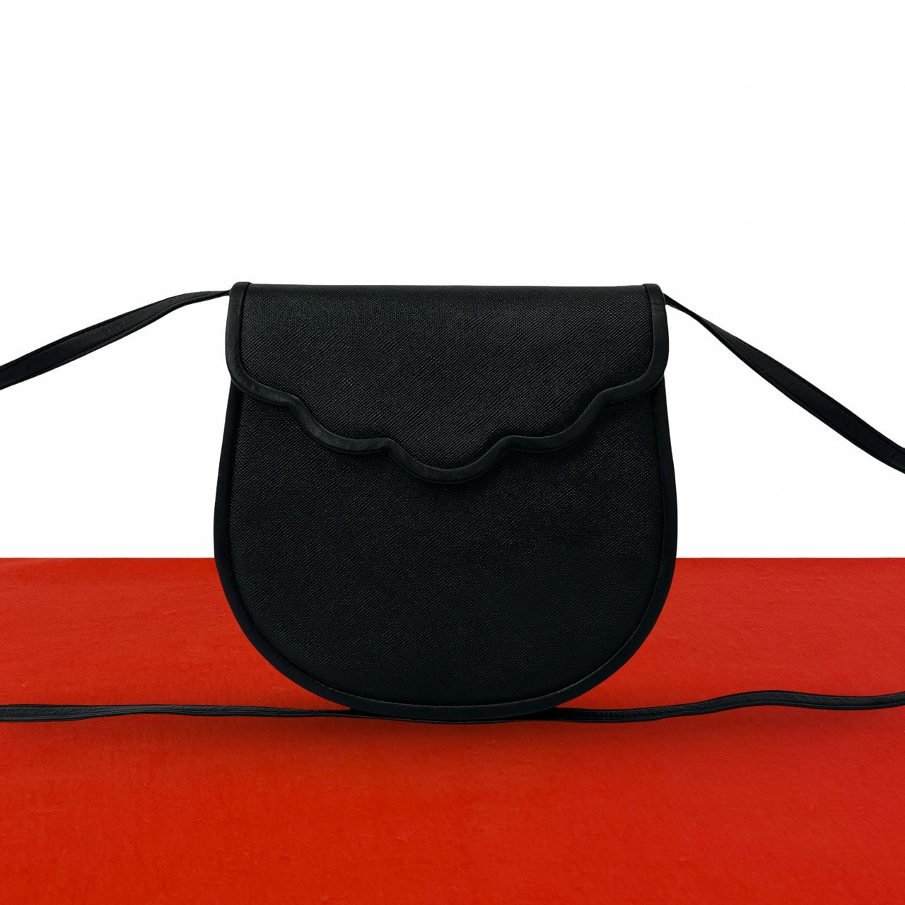 YVES SAINT LAURENT イヴ・サンローラン スカラップ レザー ショルダーバッグ ブラック
97129