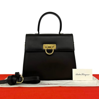 Salvatore Ferragamo サルヴァトーレフェラガモ ガンチーニ 金具 レザー ショルダーバッグ ブラウン
23529