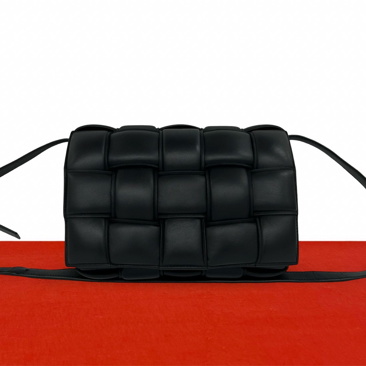 BOTTEGA VENETA ボッテガヴェネタ パデッドカセット レザー ショルダーバッグ ブラック
 88570