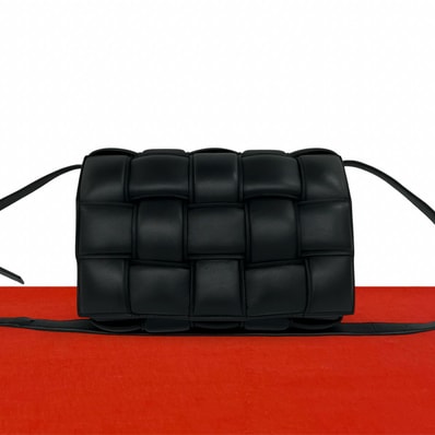 BOTTEGA VENETA ボッテガヴェネタ パデッドカセット レザー ショルダーバッグ ブラック
88570