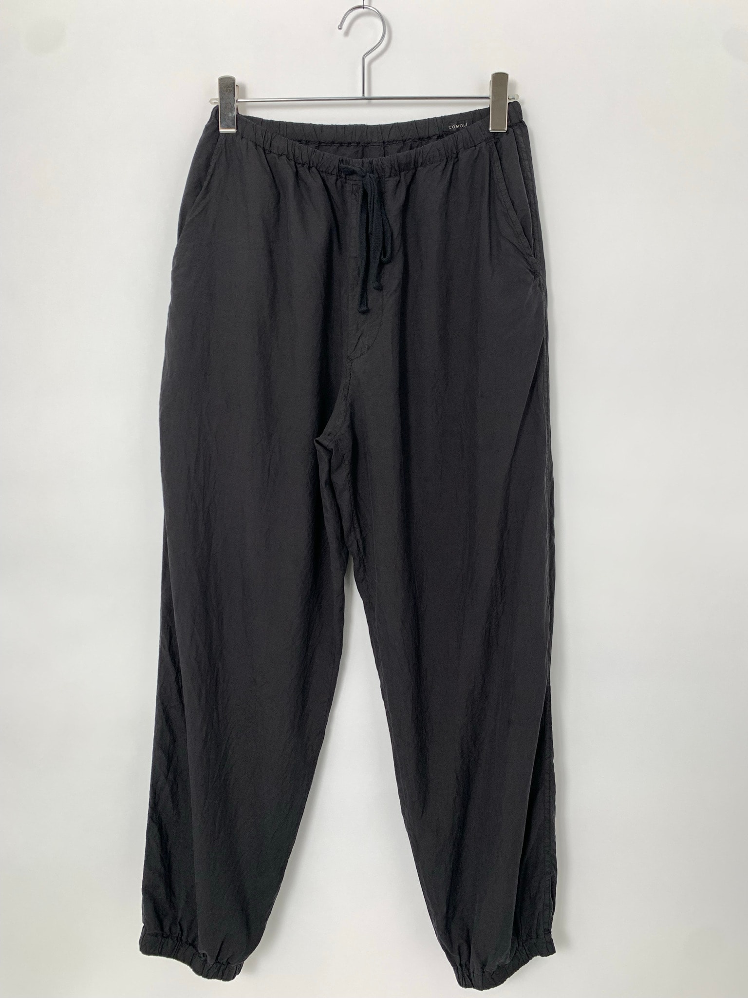 COMOLI Silk Product Dyed Drawstring Pants "Black"