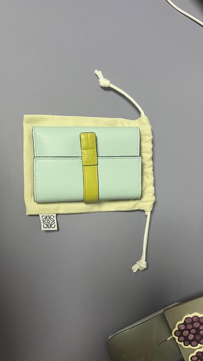 ロエベ バーティカル ウォレット スモール (ソフトグレインカーフ)