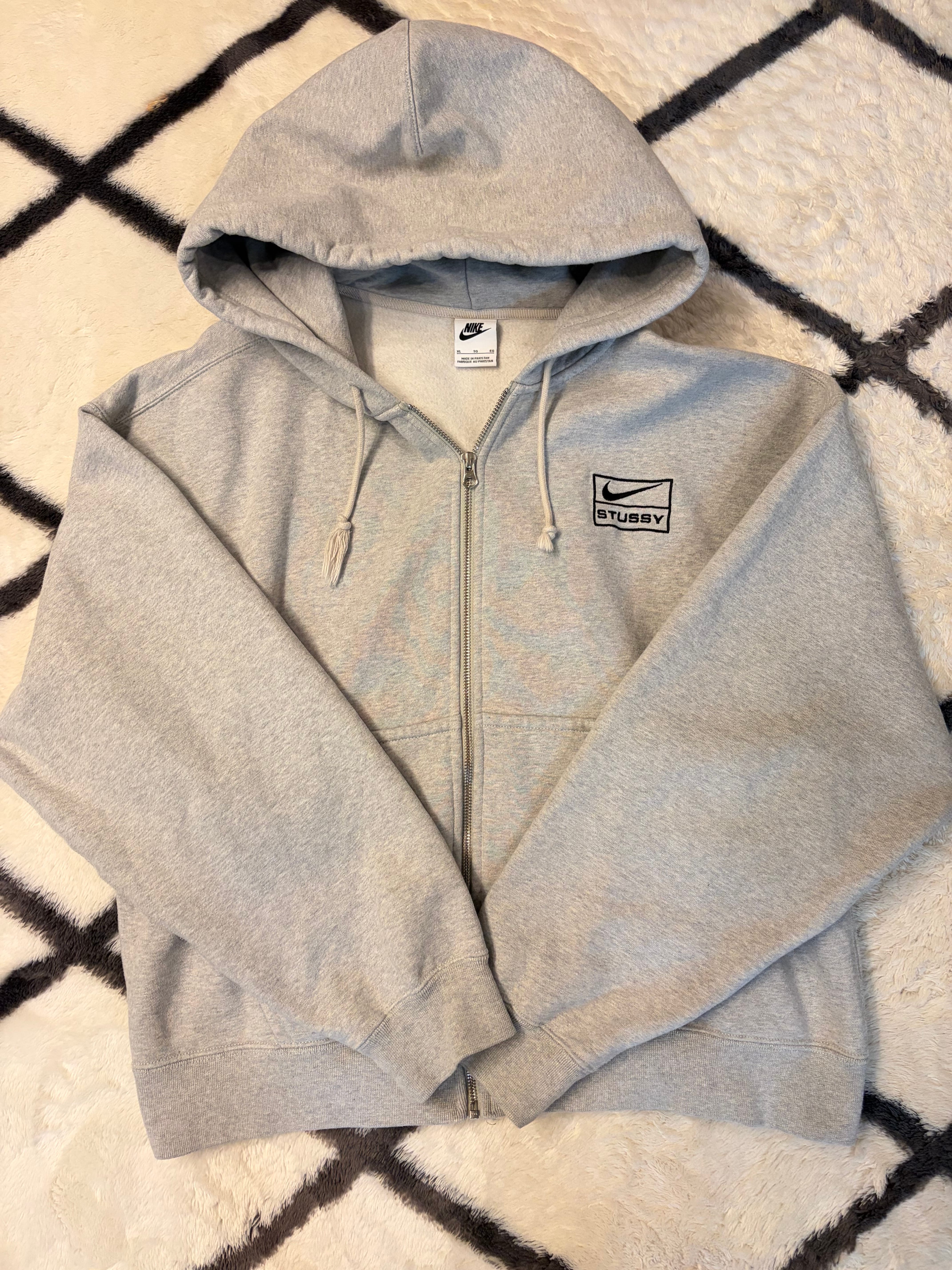 ステューシー x ナイキ フリース ジップ フーディー "グレーヘザー"(US サイズ) FJ9181-050