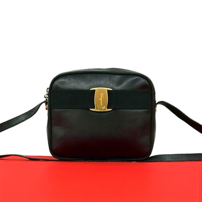 Salvatore Ferragamo サルヴァトーレフェラガモ ヴァラリボン 金具 レザー ショルダーバッグ ブラック
33283