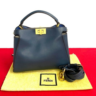 FENDI フェンディ ピーカブー アイコニックエッセンシャリ― レザー ショルダーバッグ ブルー
00077