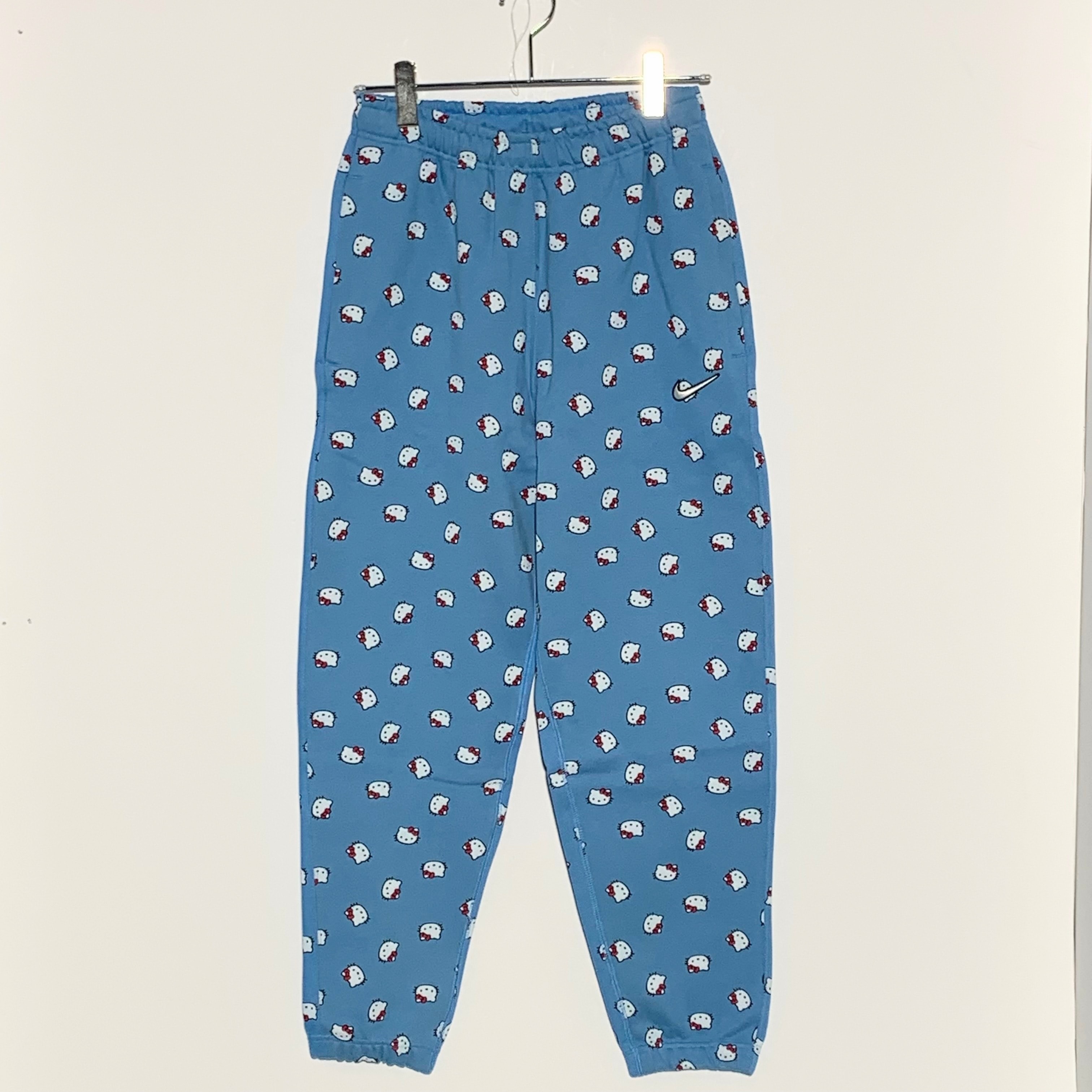 ナイキ×ハローキティNRGフリースパンツ "ブルー"