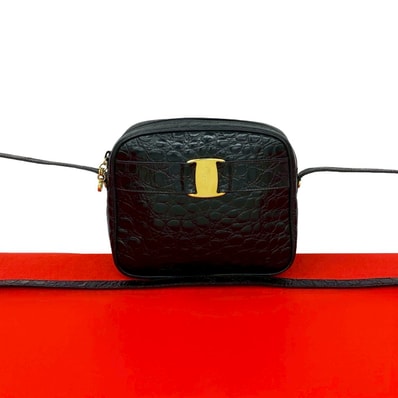 Salvatore Ferragamo サルヴァトーレフェラガモ ヴァラ 金具 レザー ショルダーバッグ ブラック
30059