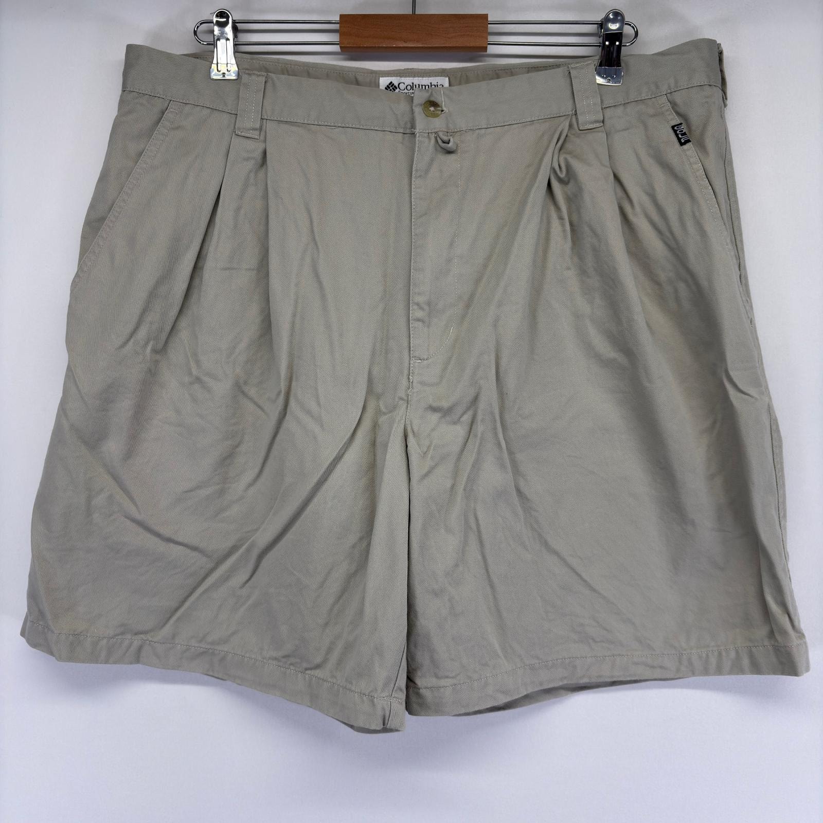 古着 コロンビア Columbia ショートパンツ ワンポイントロゴ ハーフパンツ 2タック 大きいサイズ w40  グレー系 メンズ