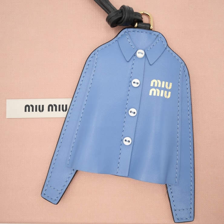 MIU MIU(ミュウミュウ) シャツモチーフ バッグチャーム ヴィンテージ ラゲージタグ ブルー レザー ゴールド金具 ネームタグ 【中古】