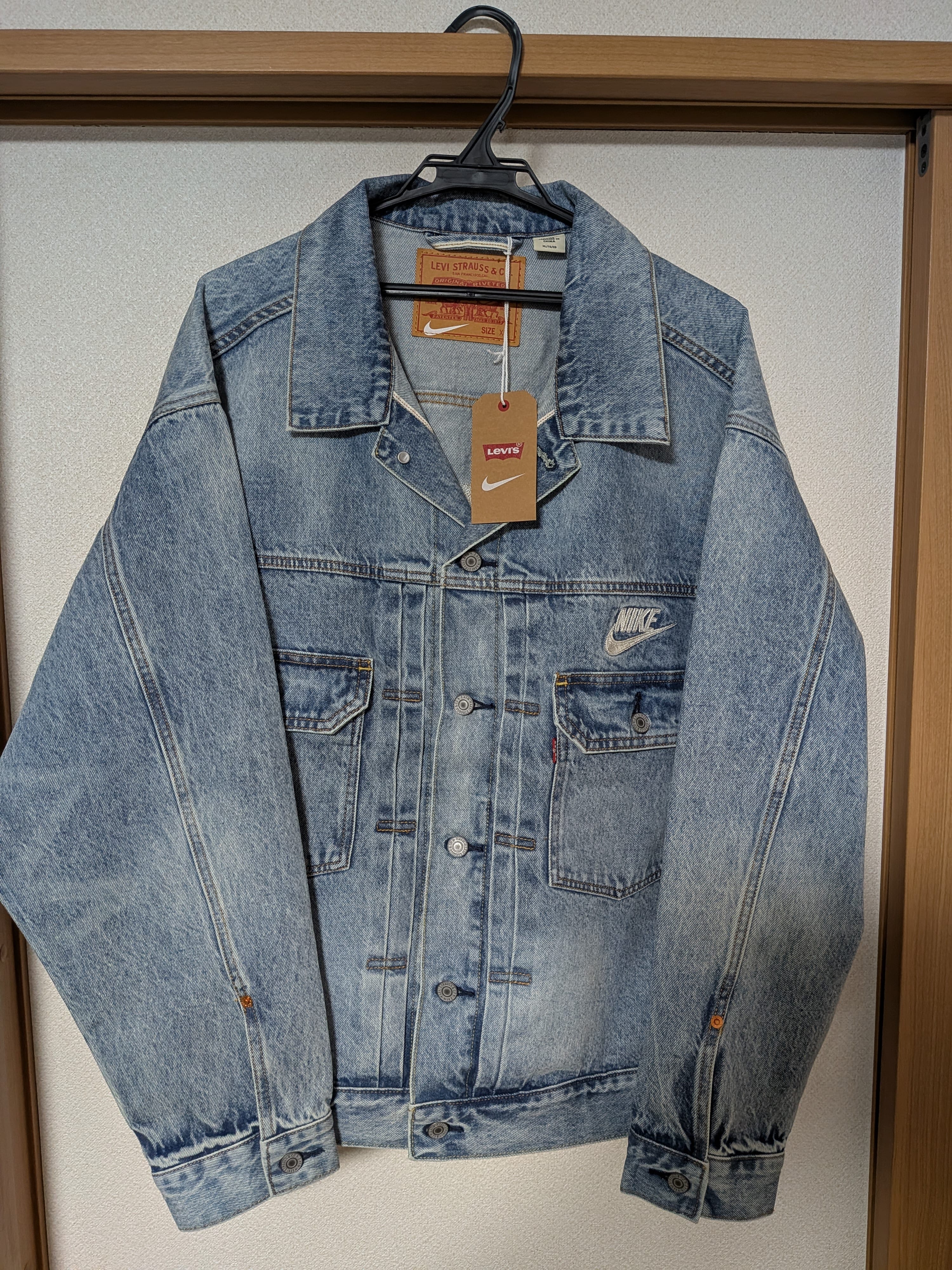リーバイス x ナイキ デニム トラッカージャケット "ライトインディゴ" 002TM-0000