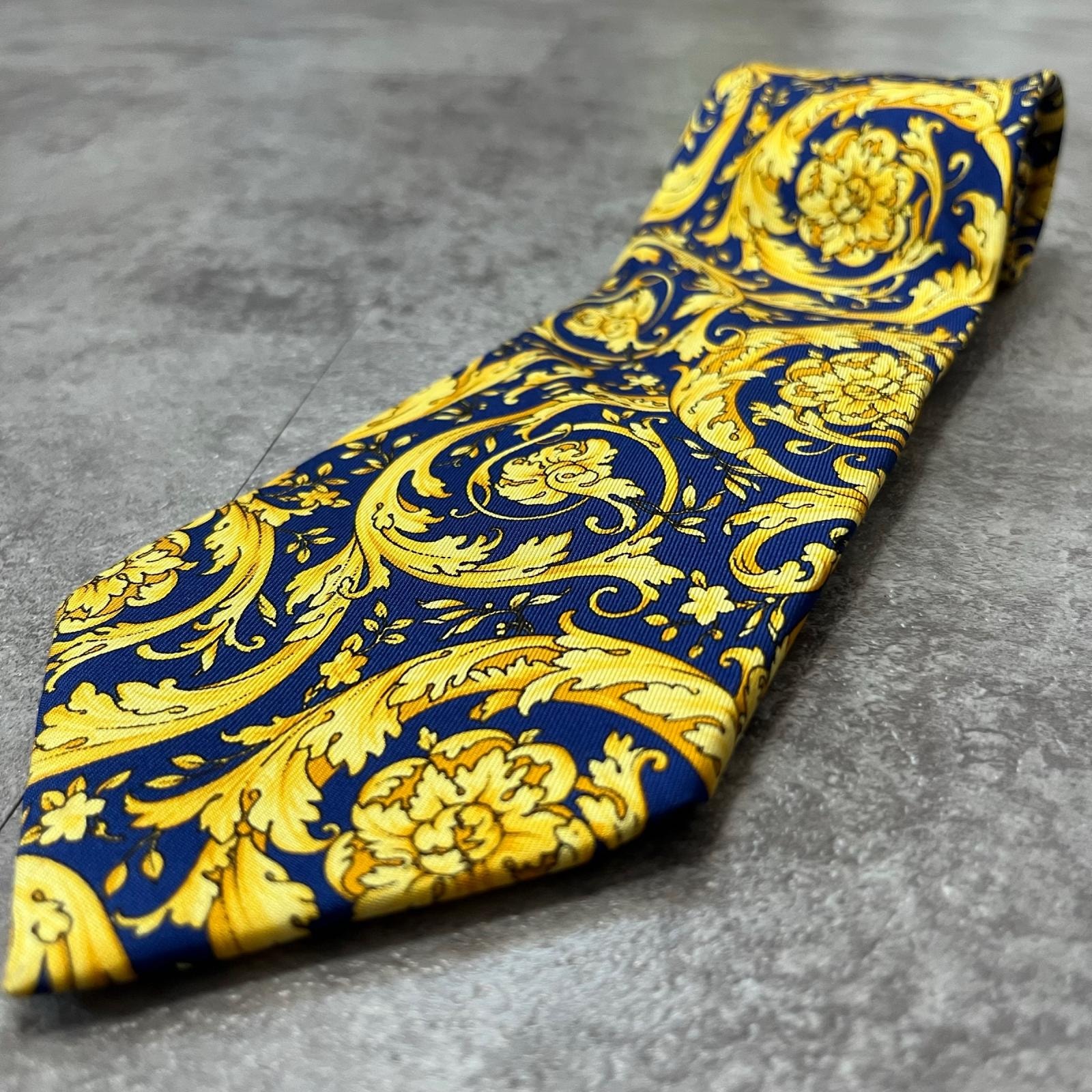 【VERSACE】ヴェルサーチ バロッコ バロック アカンサス 花唐草柄 フローラル 総柄 ネクタイ ブルー イエロー シルク100% 日本製 メンズ