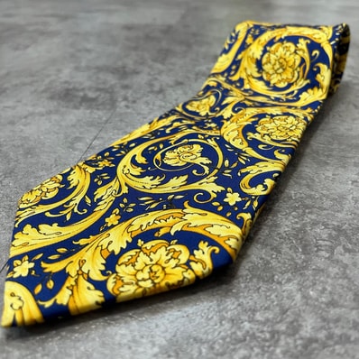 【VERSACE】ヴェルサーチ バロッコ バロック アカンサス 花唐草柄 フローラル 総柄 ネクタイ ブルー イエロー シルク100% 日本製 メンズ