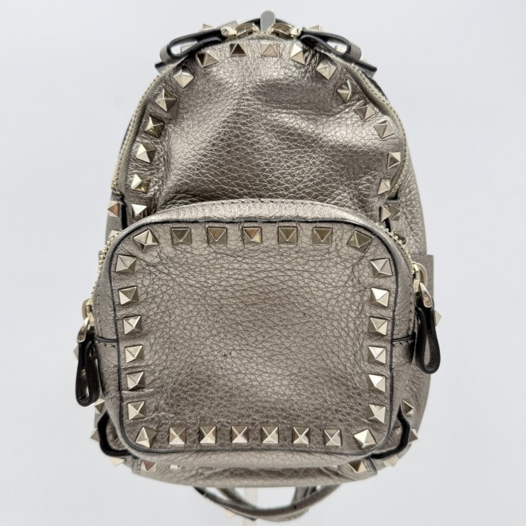 VALENTINO GARAVANI(ヴァレンティノ・ガラヴァーニ)ロックスタッズ ミニ バックパック リュックサック メタリックレザー グレー系 スタッズ レザー レディース【中古】