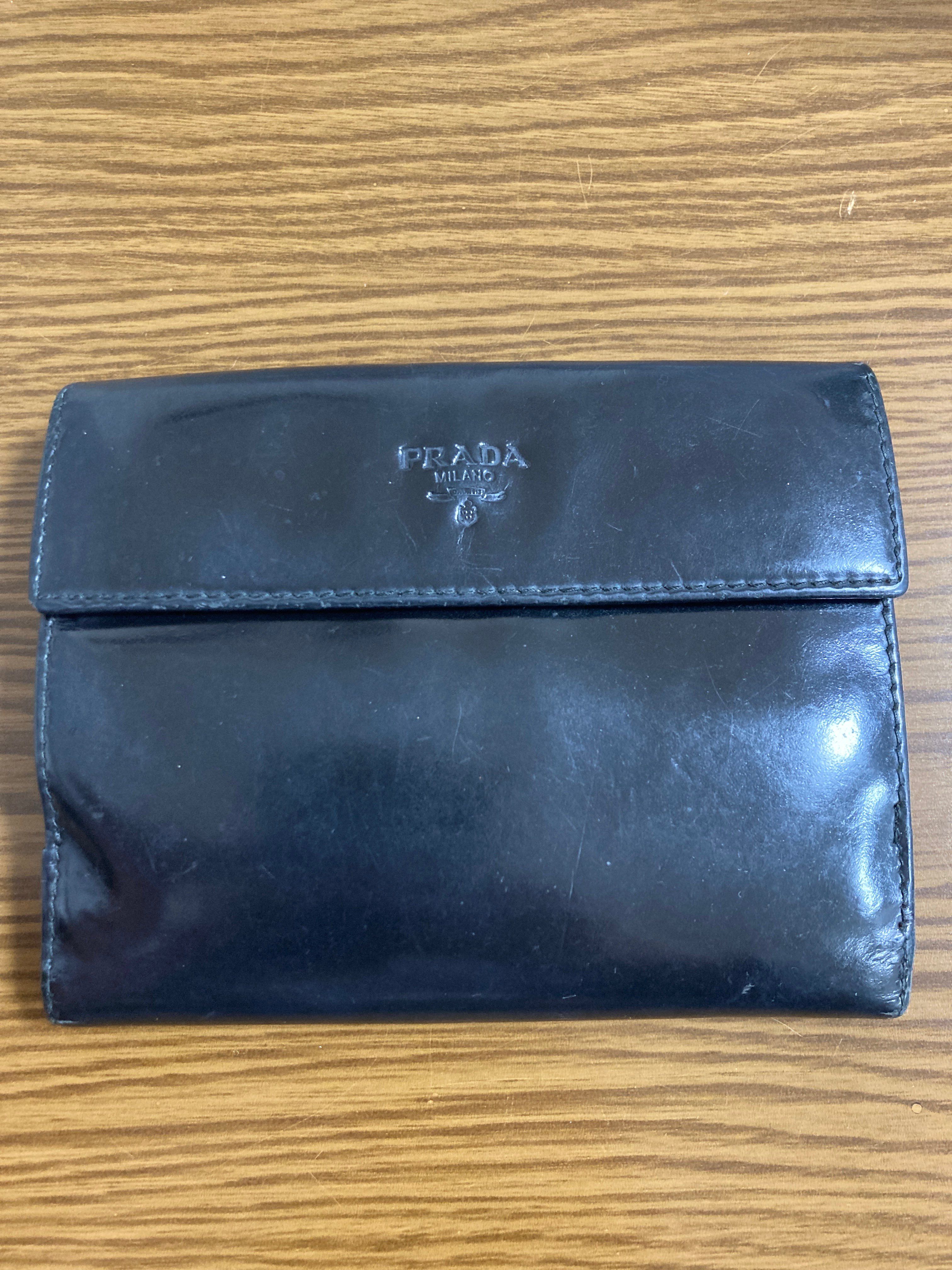 美品本物プラダPRADA本革エナメルレザー二つ折り財布サイフ
