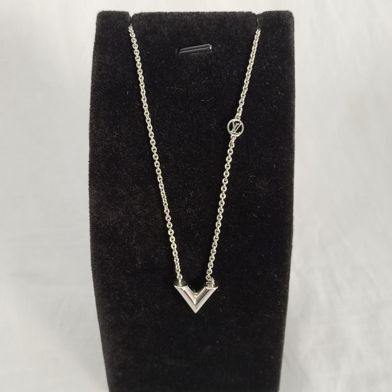 Louis Vuitton Essential V Supple Necklace "Silver"
