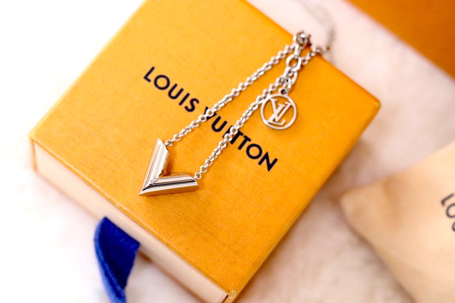 Louis Vuitton Essential V Supple Necklace "Silver"
