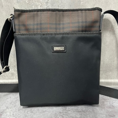 【BURBERRY】バーバリー ショルダーバッグ ブラック ナイロン チェック柄 ロゴプレート 斜め掛け クロスボディ 肩掛け メンズ ビジネス