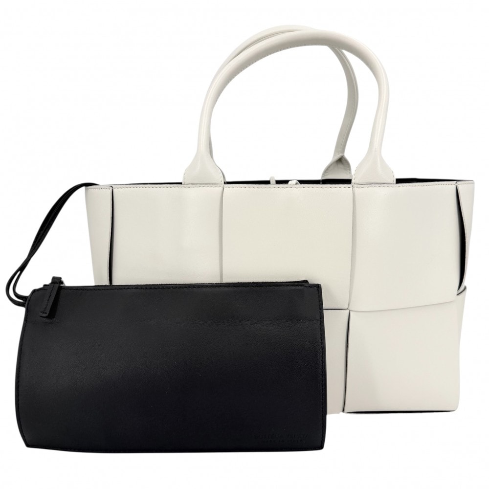 BOTTEGAVENETA ボッテガヴェネタ ハンドバッグ マキシイントレチャート スモール アルコトート トートバッグ ポーチ付き 652867 レザー    ホワイト 白 ブラック 黒 シルバー金具 レディース【中古品】