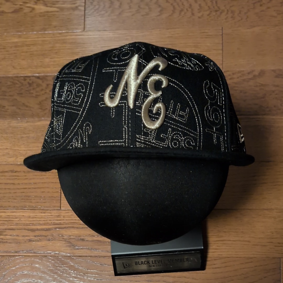 59FIFTY 59FIFTY DAY Memorial Collection クラシックロゴ ステッカー オールオーバーエンブロイダリー ブラック
