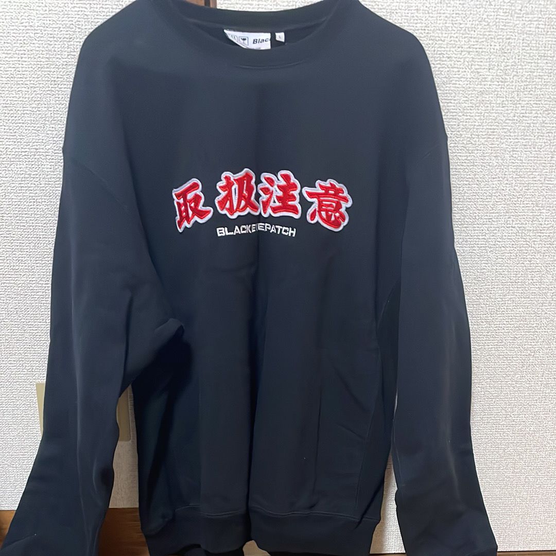 BlackEyePatch HANDLE WITH CARE CREW SWEAT "Black"