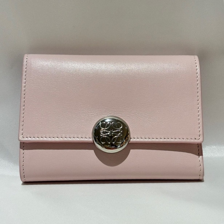 【再値下げ】LOEWE ロエベ ペブル バーティカル ウォレット スモール 三つ折り財布 CANBS33X01 レザー ブロッサム ピンク シルバー金具  レディース【中古】