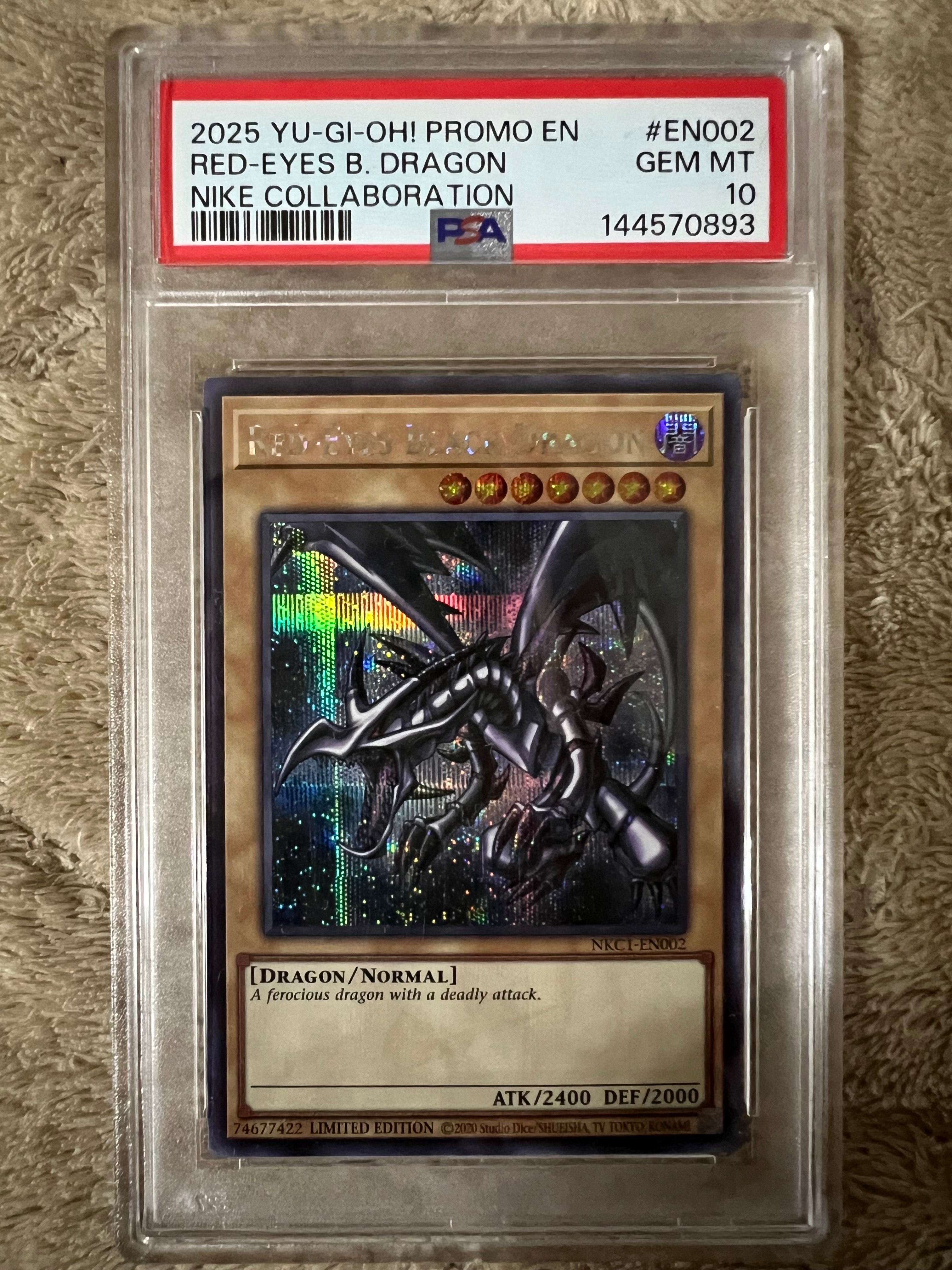 真紅眼の黒竜 SE [NKC1-EN002](遊戯王 x ナイキ エアーマックス 95 QS エアーマッスル House of Duel - 童実野町決闘遊戯館 限定プロモ) 