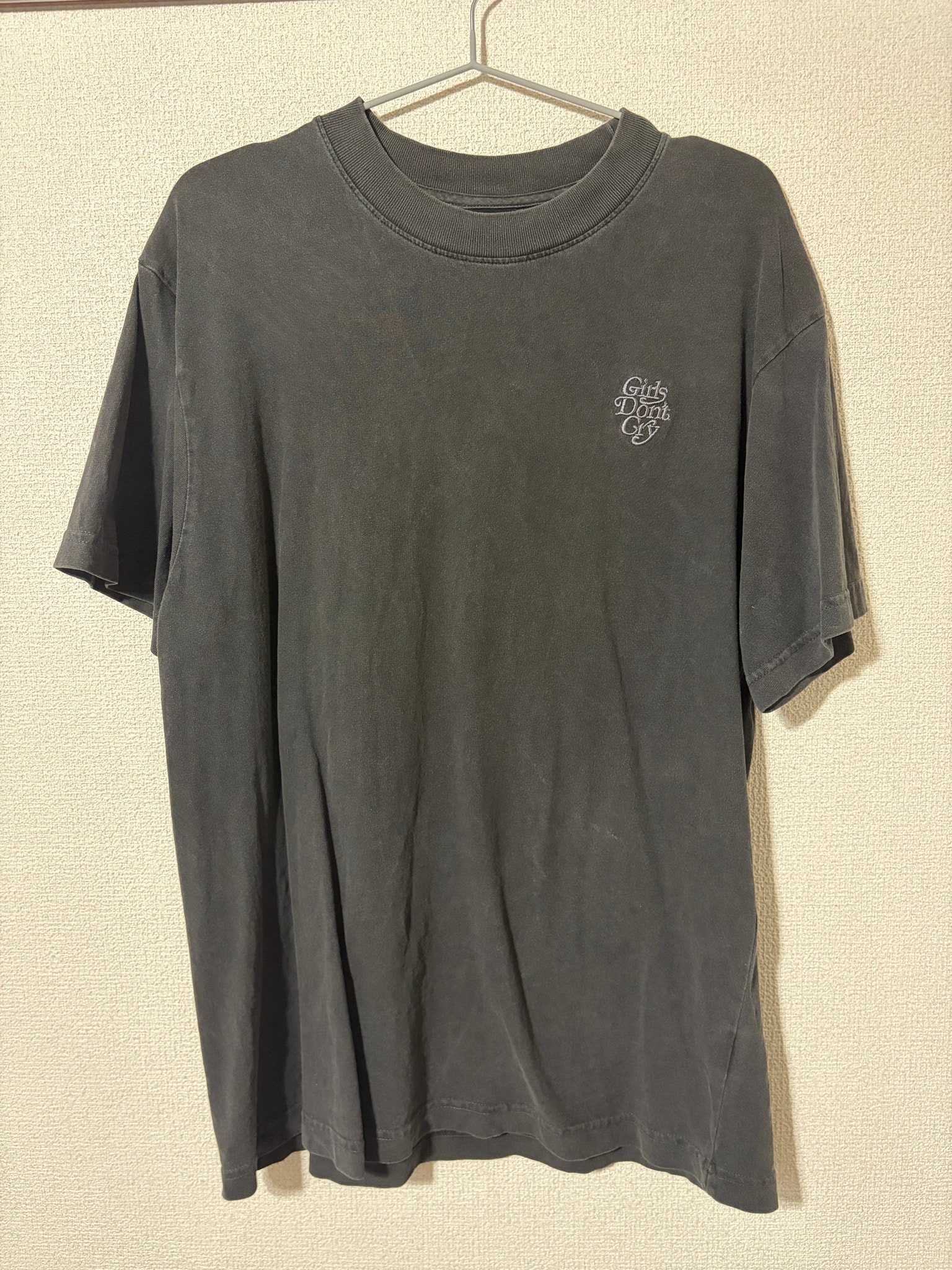 Girls Don't Cry OTSUMO PLAZA Exclusive Item GDC Logo Embroidery T-shirt "Charcoal" / VERDY