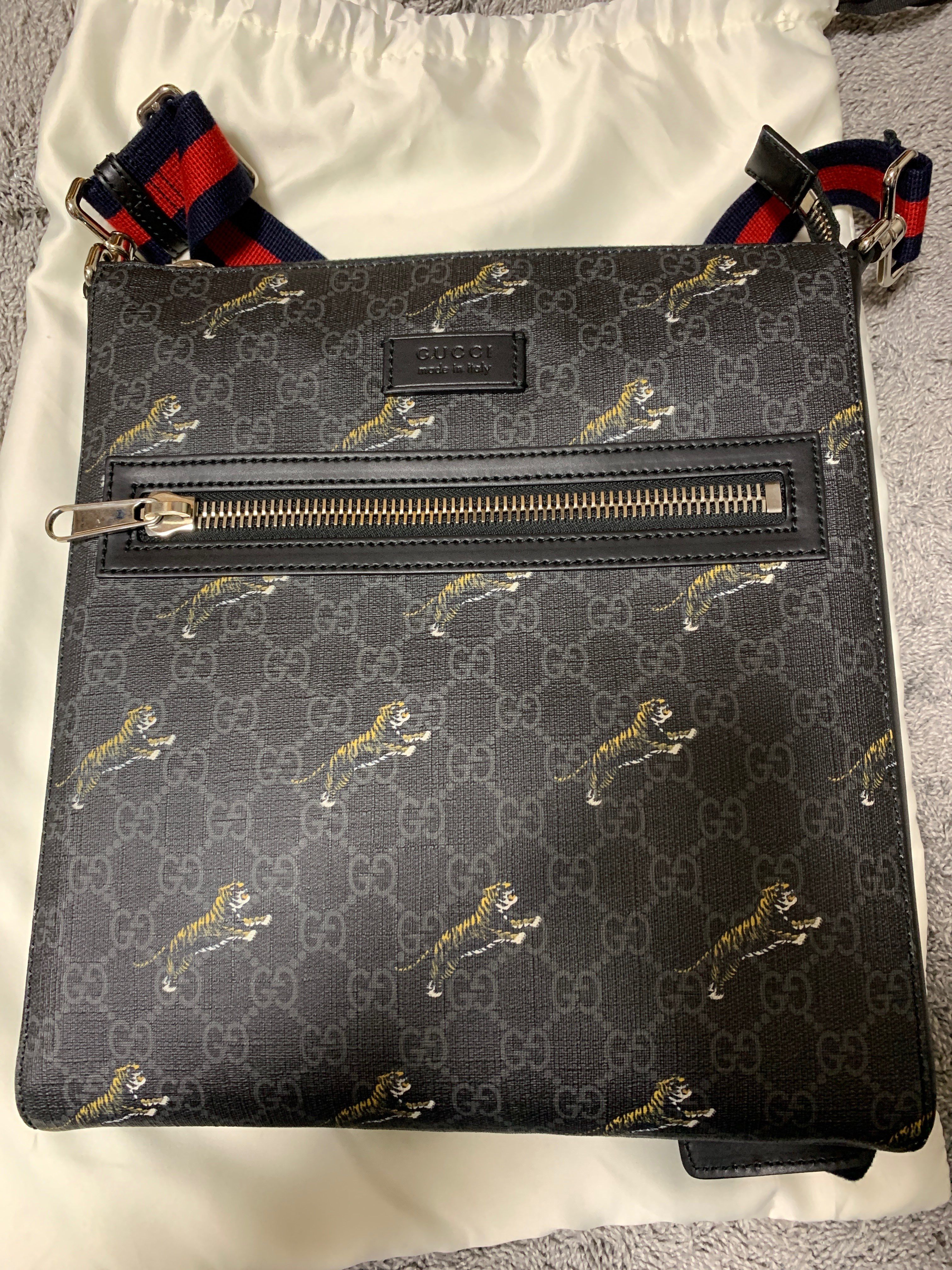 GUCCI GG Supreme Canvas Tiger Messenger Bag