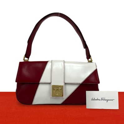 Salvatore Ferragamo サルヴァトーレフェラガモ ガンチーニ 金具 レザー ショルダーバッグ レッド
21733