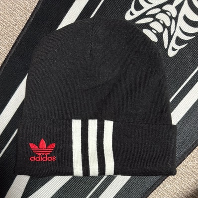 SOL soonerorlater Spread Heart Beanie SOL soonerorlater Spread Heart Beanie