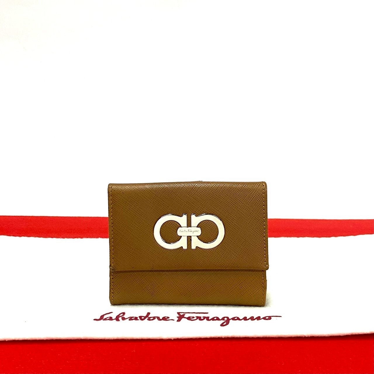 Salvatore Ferragamo サルヴァトーレフェラガモ ガンチーニ ロゴ 金具 レザー 二つ折り財布 ブラウン
 89156