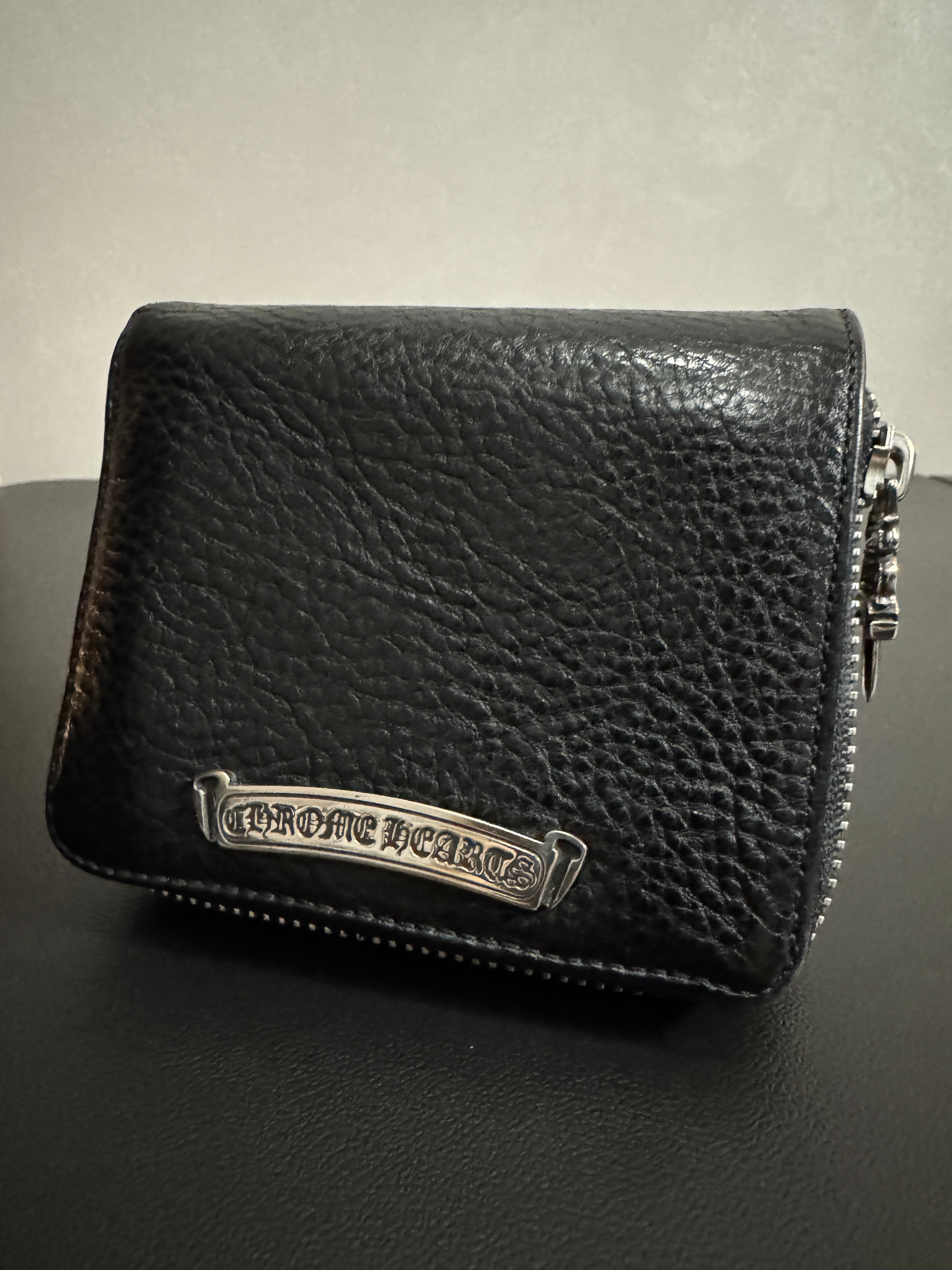 クロムハーツ スクエア ジップ ビル ウォレット / レザー "ブラック"