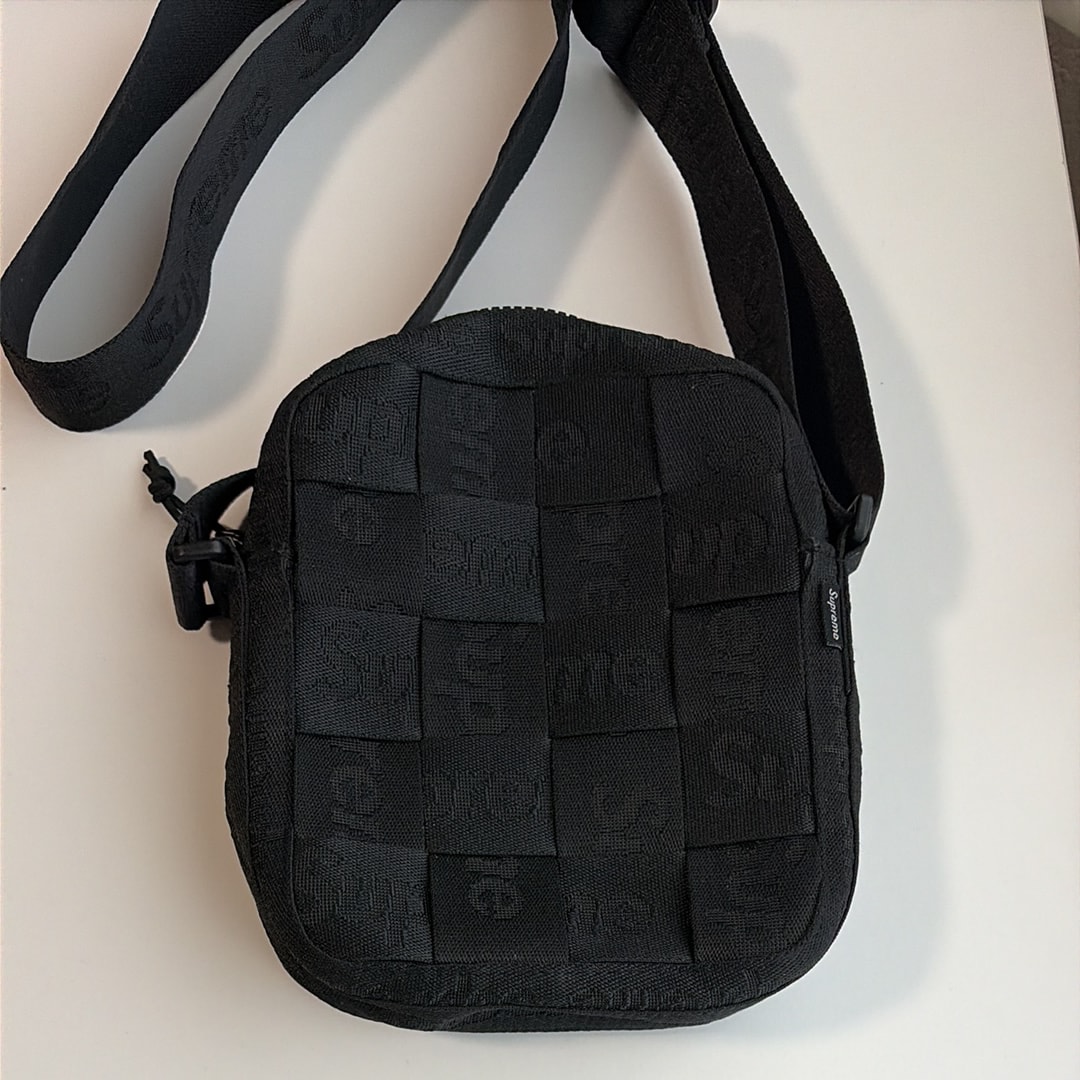 B (目立った傷や汚れなし)】SUPREME シュプリーム 22SS SMALL 
