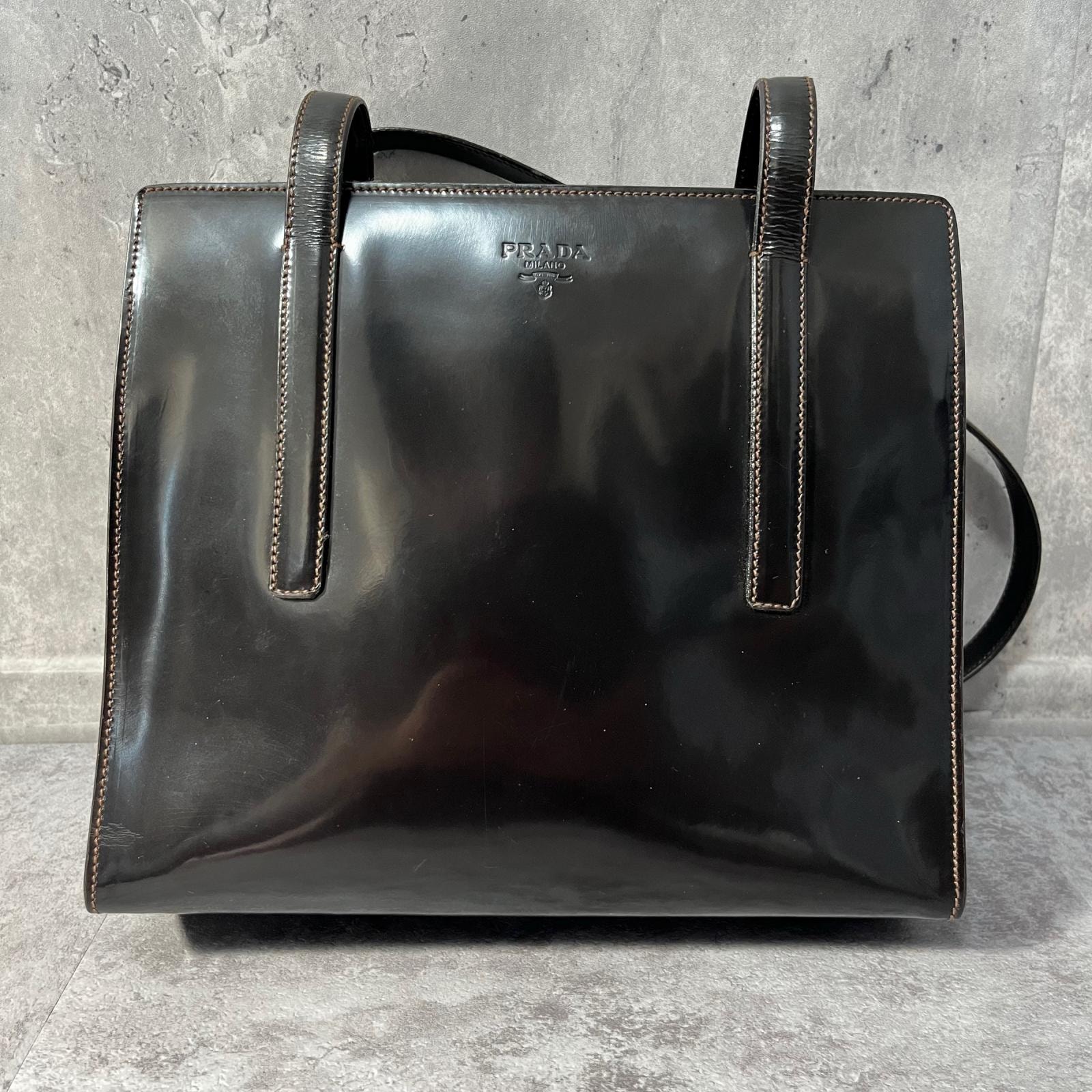 【PRADA】プラダ トートバッグ ブラック エナメル パテントレザー ロングハンドル 肩掛け スクエア 縦型 ロゴ ヴィンテージ レディース