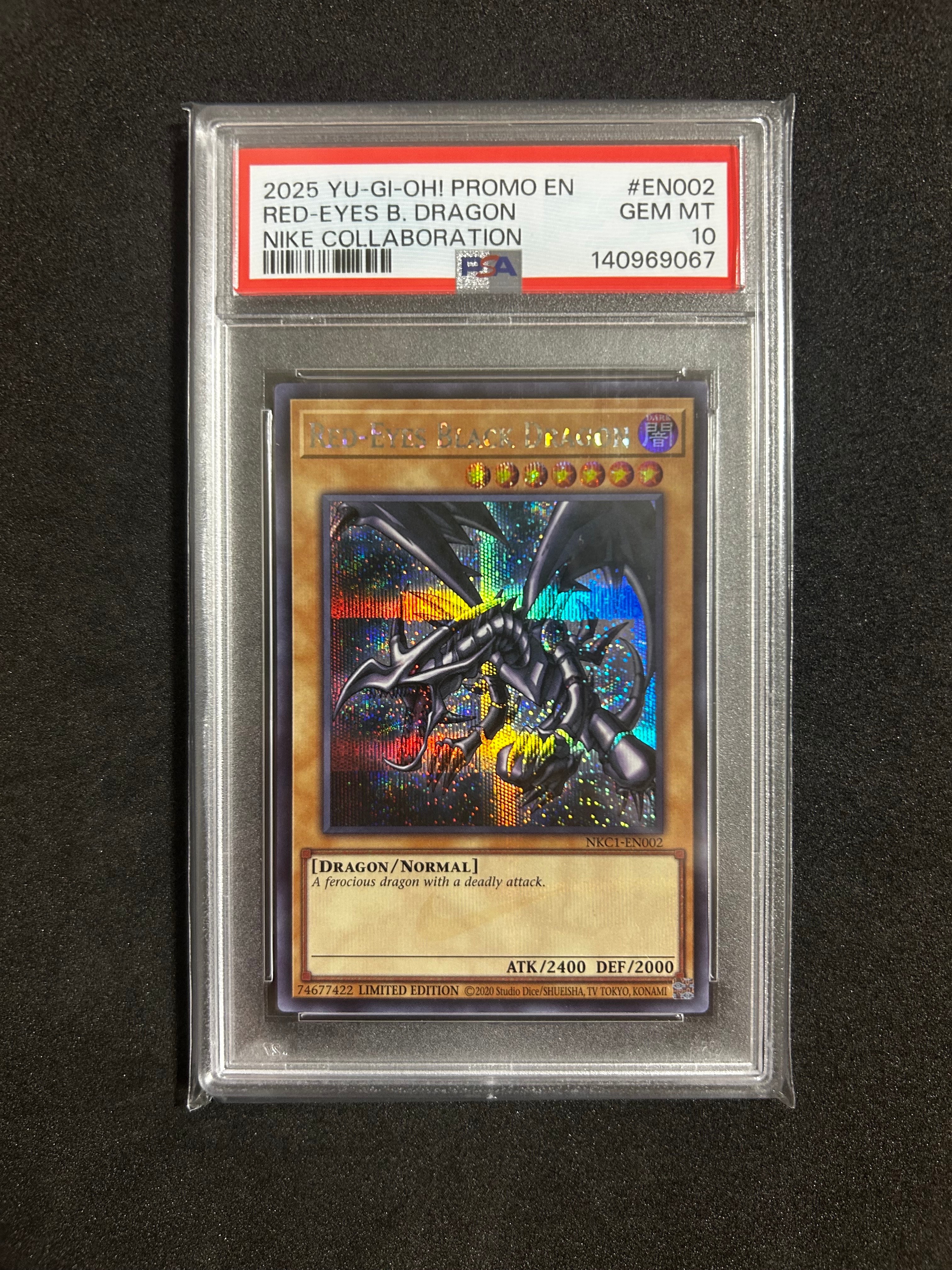 真紅眼の黒竜 SE [NKC1-EN002](遊戯王 x ナイキ エアーマックス 95 QS エアーマッスル House of Duel - 童実野町決闘遊戯館 限定プロモ) 