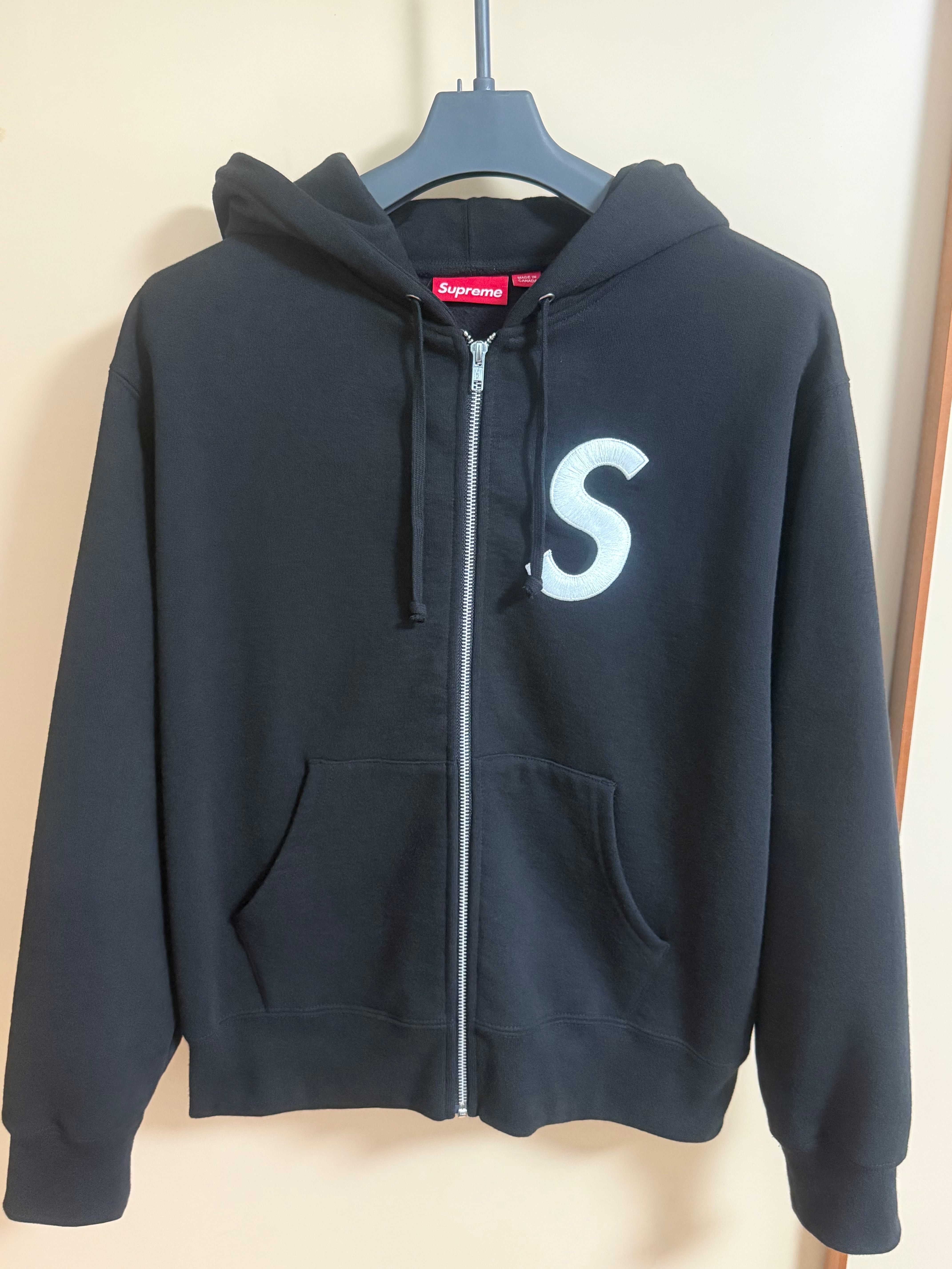 シュプリーム Sロゴ ジップアップ フーデッド スウェットシャツ "ブラック" (FW24)