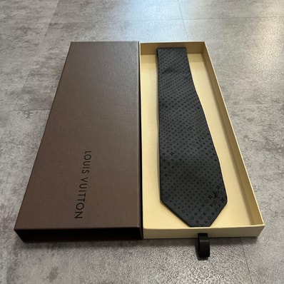 【LOUIS VUITTON】ルイヴィトン ネクタイ 箱付き モノグラム総柄 LVロゴ モノグラムフラワー 黒 ブラック グレー 小紋 メンズ ビジネス
