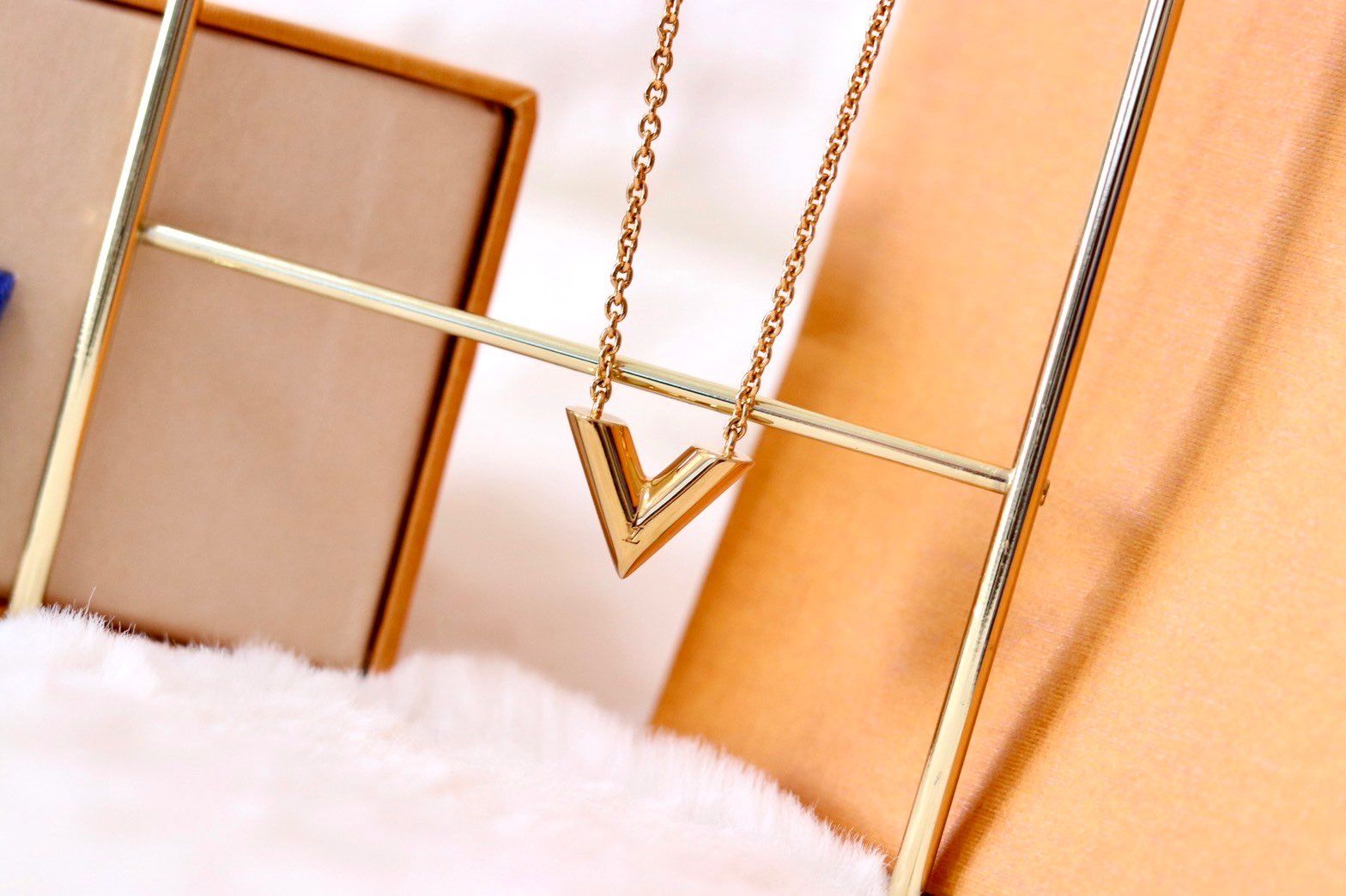 Louis Vuitton Essential V Necklace "Gold"