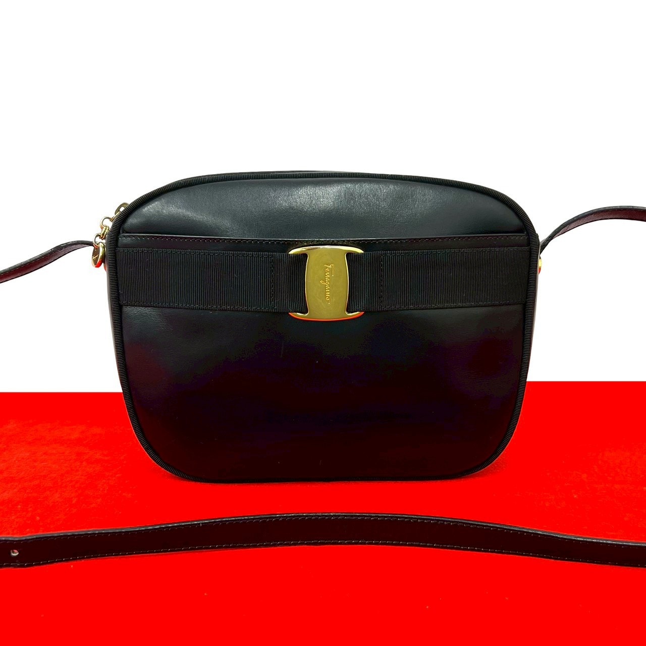 Salvatore Ferragamo サルヴァトーレフェラガモ ヴァラ ロゴ 金具 レザー ショルダーバッグ ブラック
 30475