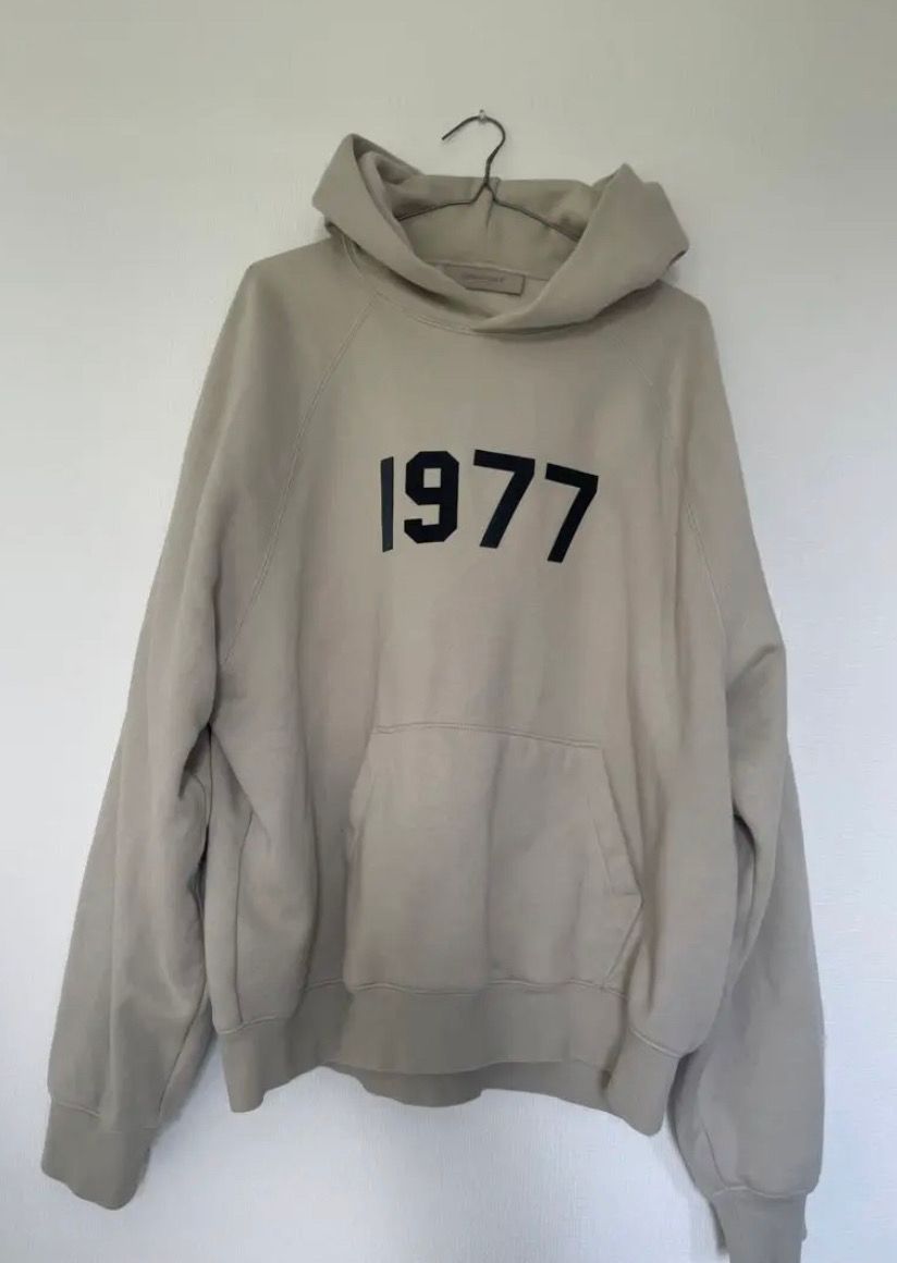 FEAR OF GOD ESSENTIALS 1977 HOODIE "Wheat"