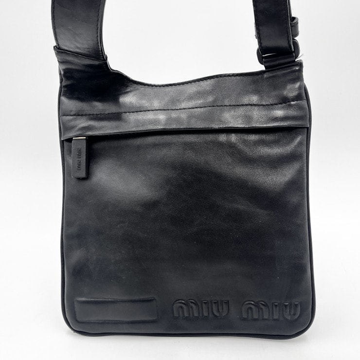 MIU MIU(ミュウミュウ)アーカイブ ショルダーバッグ レザー ブラック エンボスロゴ 斜め掛け ユニセックス【中古】