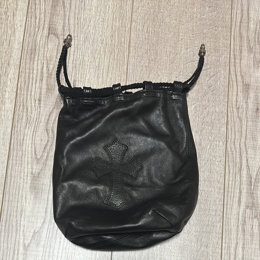 クロムハーツ クロスパッチドローストリング レザーサック "ブラック"