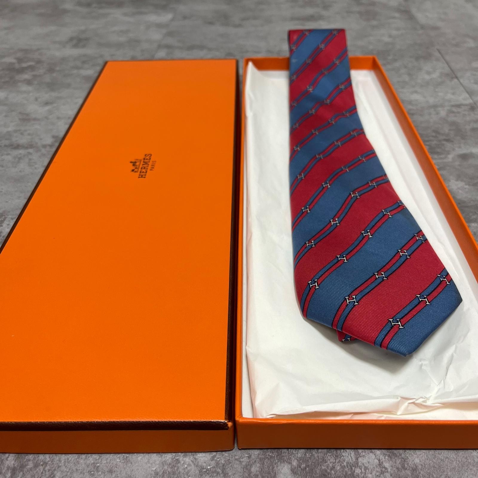 【HERMES】エルメス ネクタイ 箱付き Hロゴ チェーンリンク柄 レジメンタルストライプ 総柄 レッド ブルー フランス製 メンズ ヴィンテージ