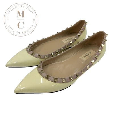 ヴァレンティノ VALENTINO パンプス 靴 シューズ パテント レザー アイボリー ピンクベージュ ゴールド ロックスタッズ フラットパンプス フラットシューズ