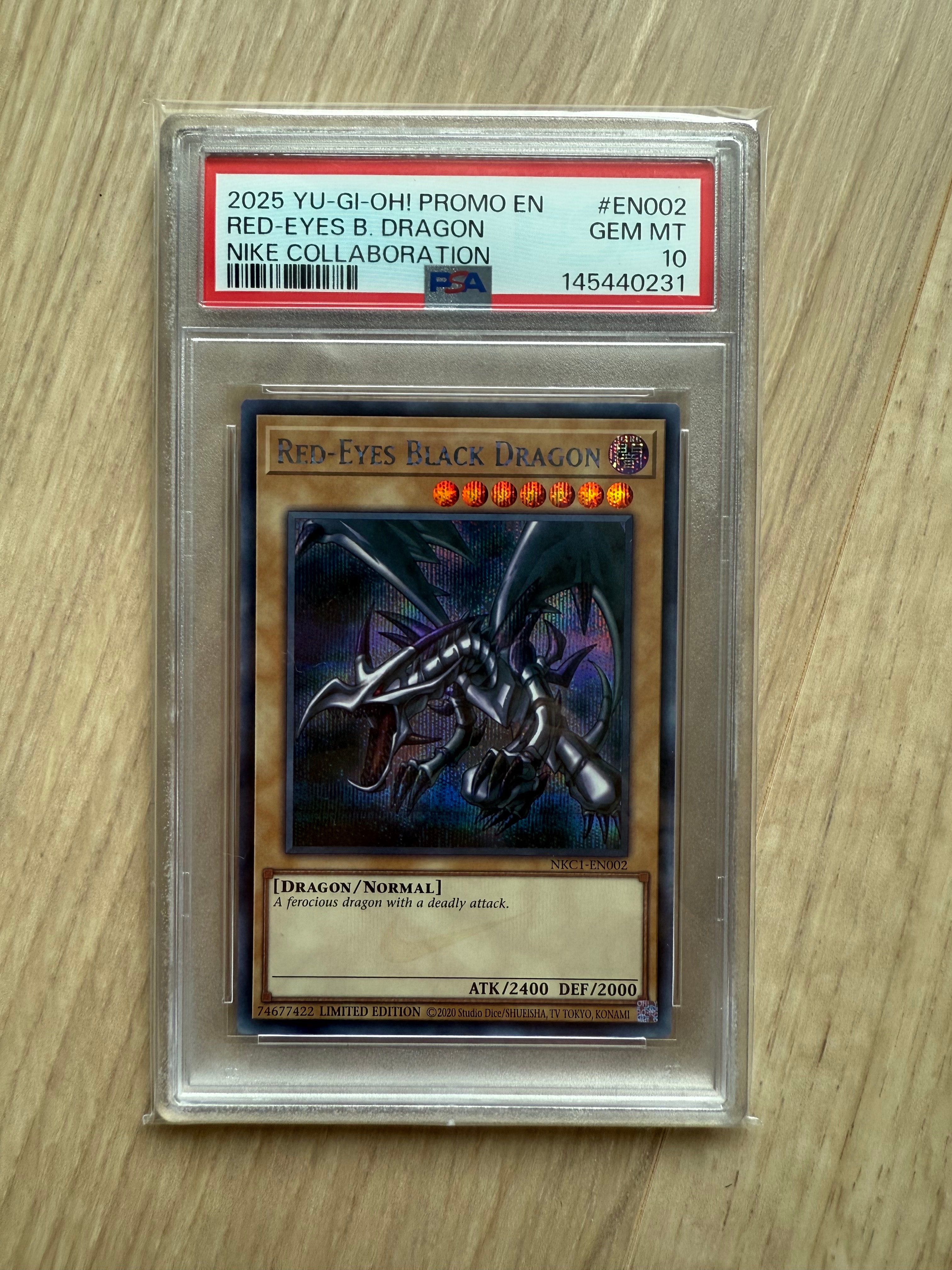 真紅眼の黒竜 SE [NKC1-EN002](遊戯王 x ナイキ エアーマックス 95 QS エアーマッスル House of Duel - 童実野町決闘遊戯館 限定プロモ) 